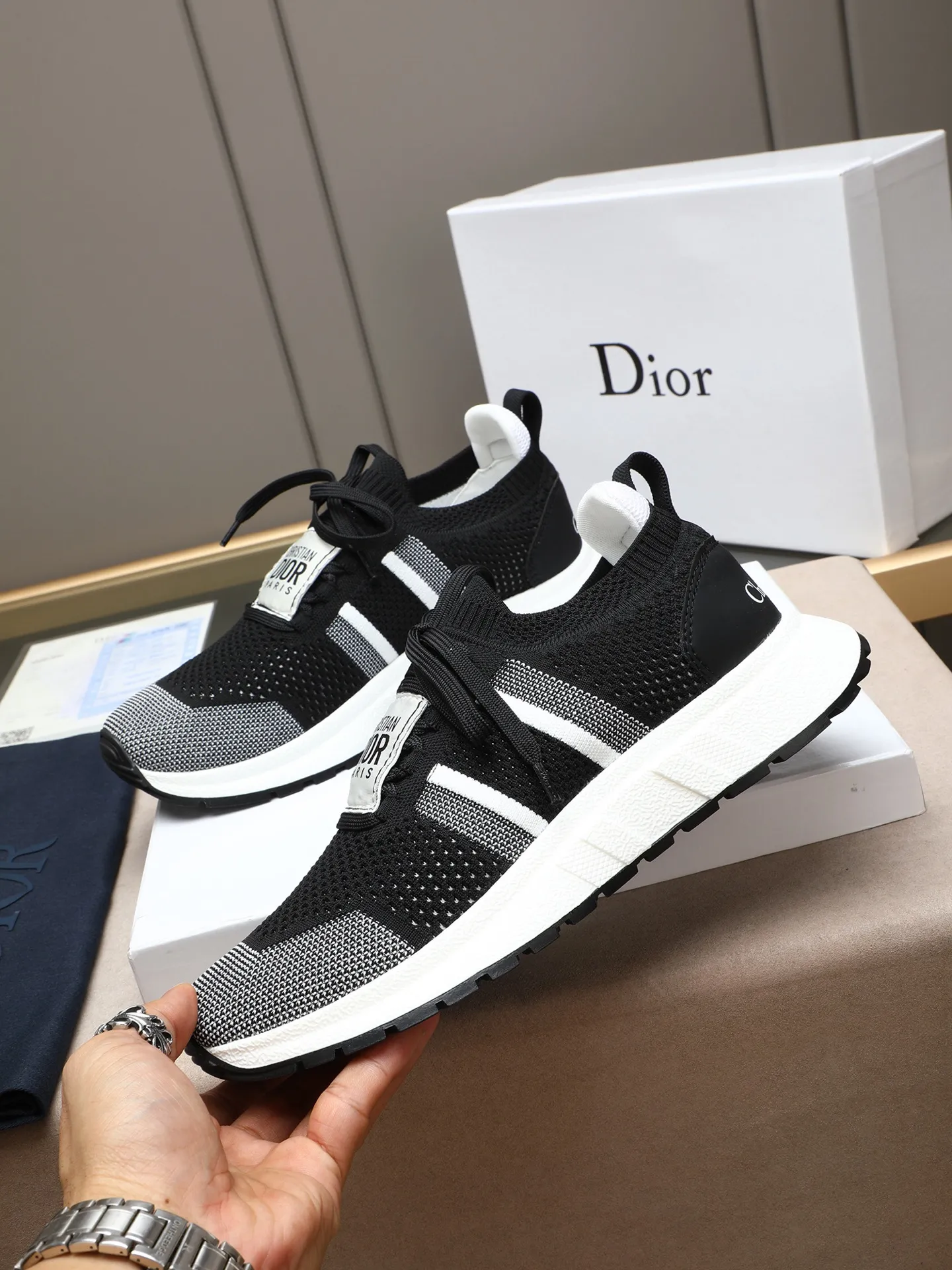Men's shoes 💰420 🌟DIOR CHRONO Dior's new, casual, business, all-in-one sports shoes. Simple and super versatile. The uppers are equipped with Logo cloth labels. The uppers are perfect and luxurious and can be matched with any spring, summer, autumn and winter clothing. The upper feet are even more comfortable! The original material is disassembled and reproduced perfectly. The fly-woven upper is breathable and comfortable. The original super light TPU anti-slip outsole. Unique. Full of details. Fine workmanship. Worth owning 3 color options 38-44 (customized for 45)